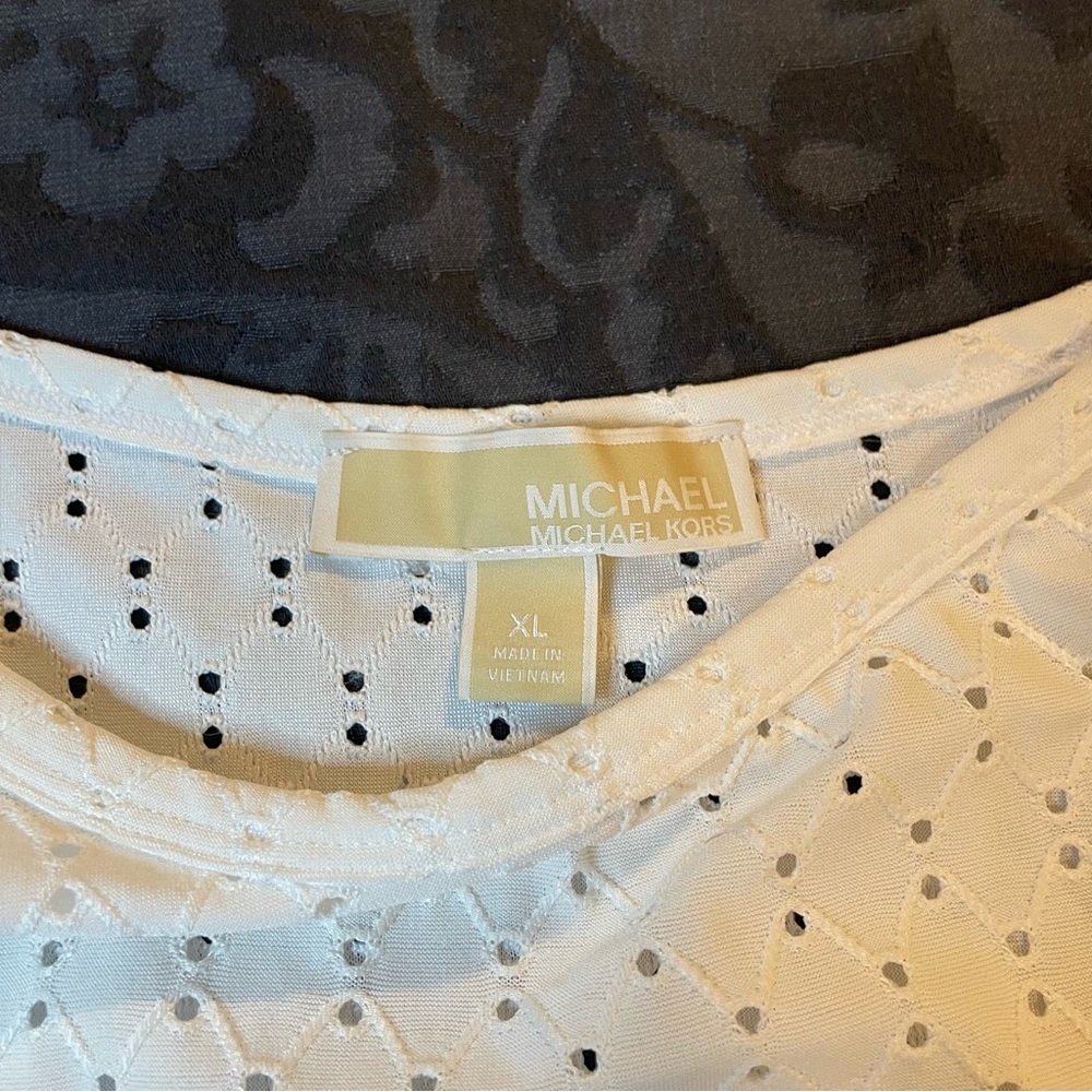 MICHAEL KORS Eyelet elegant Blouse.
Size XL - Picture 3 of 13